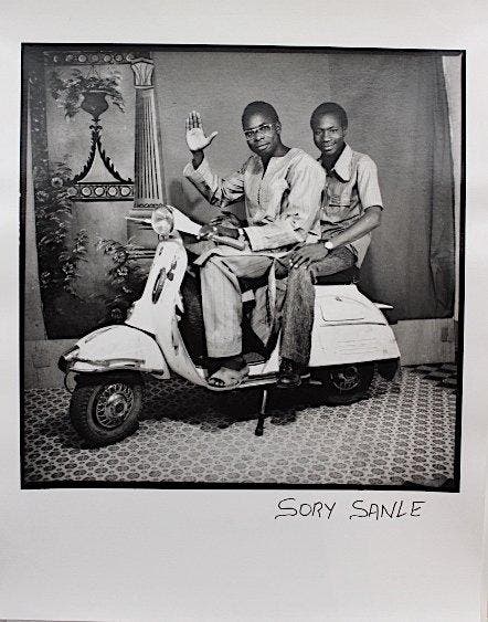 Sanlé Sory (1943–2023) - Les deux amis en scooter - 1974, Antiek en Kunst, Kunst | Designobjecten