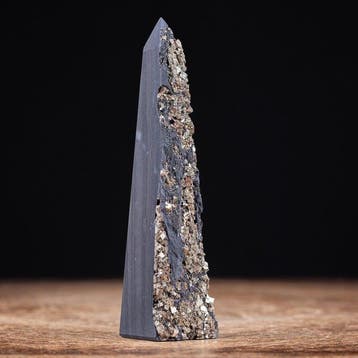 Kubisch pyriet op leisteenmatrix - Kleine obelisk -, Verzamelen