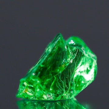 Uitzonderlijk natuurlijk tsavorietkristal • 0,65 ct •