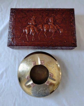 Sigarettendoos (2) - Sigarenkist en ornamentele asbak -