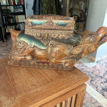 Balinees ritueel kistje Lembu van hout, gebeeldhouwd en