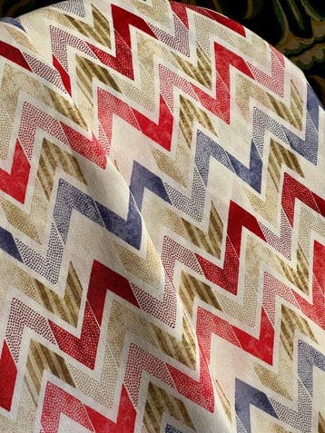 Cinq mètres de tissu à double largeur avec motif zigzag pour
