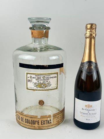 Eau de Cologne - Parfumfles - Glas - Een grote parfumfles