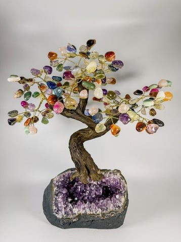 Bijzonder groot Edelsteenboom op Amethist Geode –