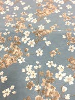 Verfijnd stof met bloemen op een hemelsblauwe achtergrond in