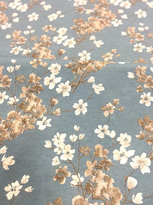 Verfijnd stof met bloemen op een hemelsblauwe achtergrond in, Antiek en Kunst, Antiek | Tapijten, Tafelkleden en Textiel