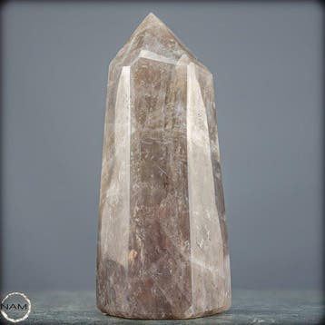 Natuurlijke rookkwarts-obelisk – markante structuur met