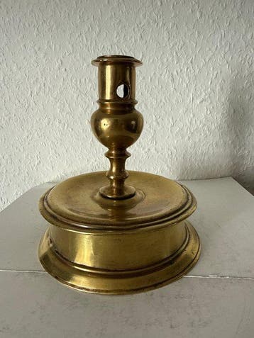 Petit bougeoir - Laiton - Lustre à cloches vers 1600
