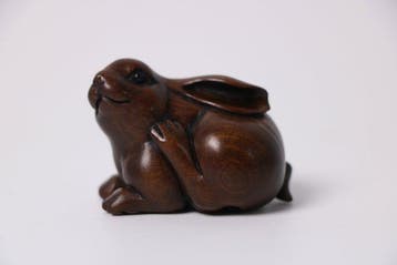 Netsuke en bois dun lapin assis, signé - Bois - 1900-2000