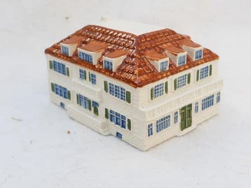 Goedewaagen - Miniatuur beeldje - Sticusa Gebouw te