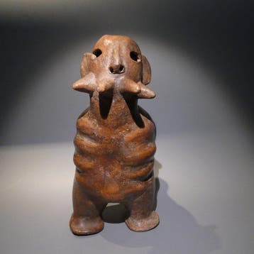 Vicus, Peru Terracotta Figuuratieve vaas met handvat., Verzamelen