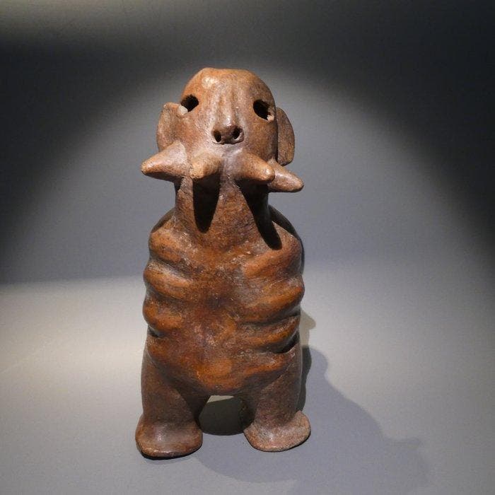 Vicus, Peru Terracotta Figuuratieve vaas met handvat., Verzamelen, Mineralen en Fossielen