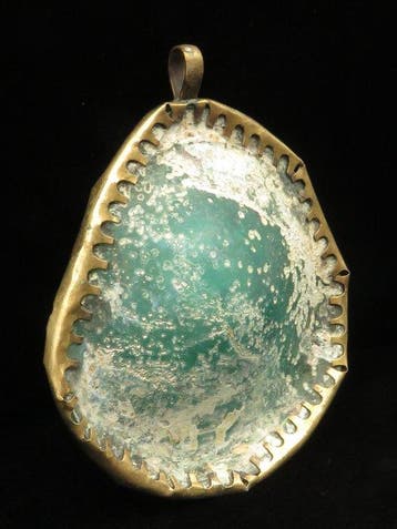 Romain antique Fragment de verre irisé monté dans un cadre