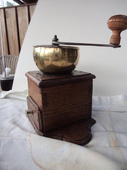 Koffiemolen - Met flappen - Messing, eikenhout - Louis seize, Antiek en Kunst, Curiosa en Brocante