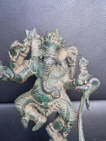 Ganesh/Ganapati in messing, danst op de Naga-kobra -