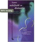 Tussen nabijheid en distantie 9789031329656, Verzenden