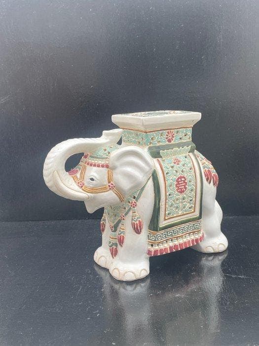 Plantentafel - Keramiek - Majestueuze olifant, Antiek en Kunst, Kunst | Designobjecten