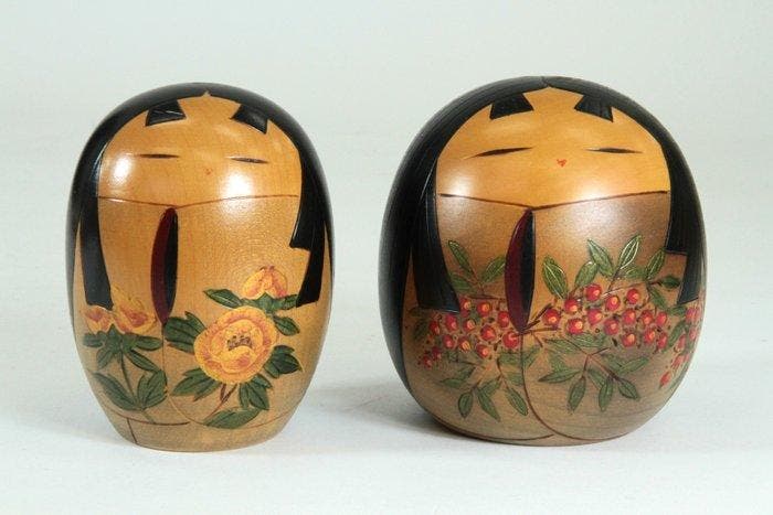 Creatief kokeshi-paar “Bloemen van de Vier Seizoenen” door, Antiquités & Art, Antiquités | Autres Antiquités