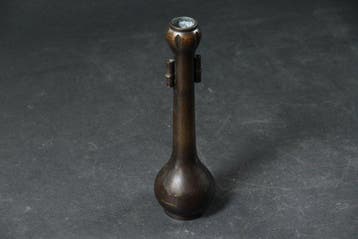 Vaas - Bronzen Ikebana-vaas met één stam, bamboe-handvatten