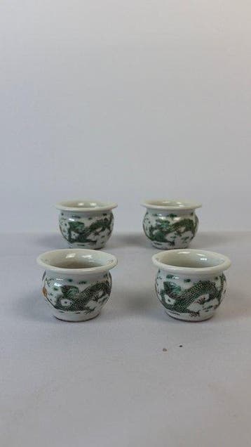 Un ensemble de quatre petites tasses émaillées vertes