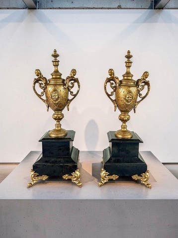 Urn (2) - Marmer, Zinklegering, Antiek en Kunst