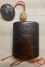 Inro gemaakt van gelakte kostbare houtschors, Meiji-periode., Antiquités & Art