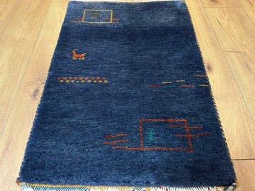 Exclusief handgeknoopt Gabbeh tapijt – Diepblauw veld met