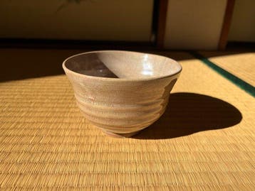 Bol de thé japonais (chawan) avec texture en spirale gravée
