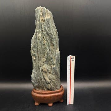 Hoog bergvormige suiseki kijksteen met houten voet - Steen -