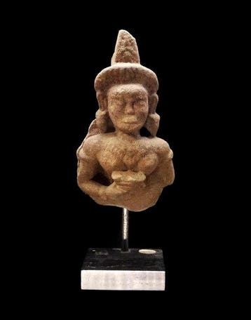 Oud-Khmer - Beeldbuste van een godheid in zandsteen -