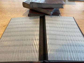 Accessoires - 3 Leuchtturm insteekalbums met 60 zwarte, Gestempeld