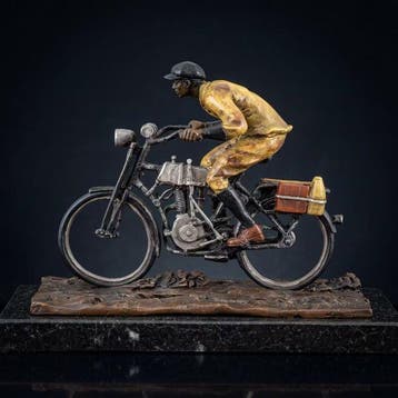 Statue, Naar Decker: Man op motor - 17 cm - Bronze, Marbre