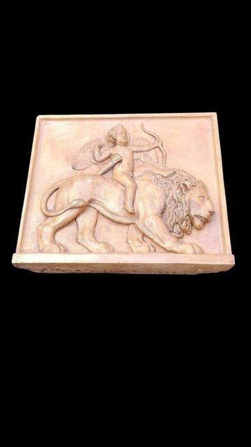 sculptuur, Bassorilievo Cupido Con il Leone - 25 cm -