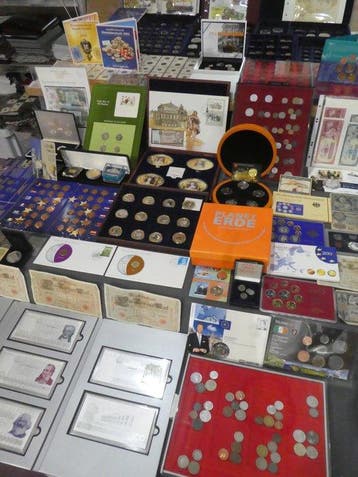 Monde. Collection of coins/banknote/medals/euro inkl. pp