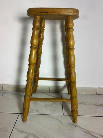 Kruk - Vintage barkruk van massief dennenhout met gedraaide