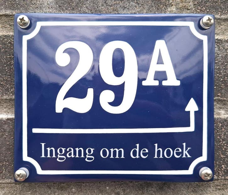 Huisnummer met naam en pijl 14x12 cm, Collections, Marques & Objets publicitaires, Envoi
