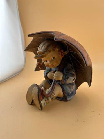 Goebel - M.I. Hummel - Figure - Geborgen Mädchen -, Antiek en Kunst