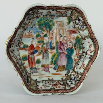 Een Famille Rose Figural met lobvormige rand, uit de 18e, Antiek en Kunst