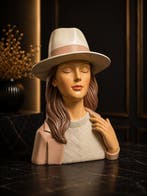 Buste, Elegant damesbeeld met hoed – Luxe designobject -