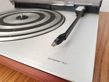 Bang & Olufsen - Beogram 1102. Volledig onderhouden en met, TV, Hi-fi & Vidéo