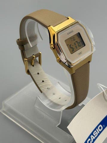 Casio Vintage Ladies Gold LCD Digital Watch | Iconic Retro, Nieuw