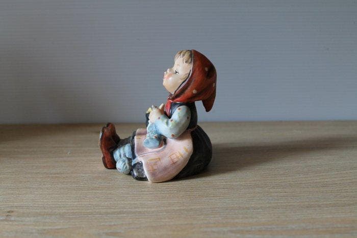 Goebel - Beeldje - Meisje zittend met vogel - TMK5 -, Antiquités & Art, Curiosités & Brocante