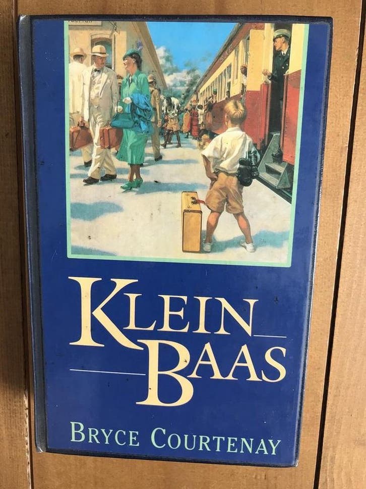 KLEIN BAAS 9789025468231 Courtenay, Boeken, Romans, Gelezen, Verzenden