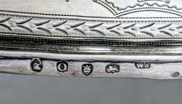 237 Years Old Adam Neo Classical Era Centerpiece -, Antiquités & Art