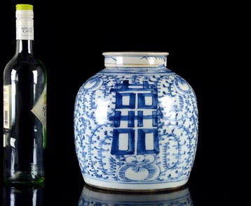 Een grote Chinese blauw-witte Double Happiness gemberpot