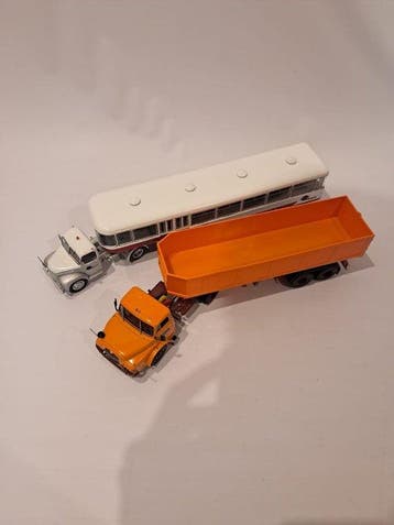 IXO 1:43 - Model vrachtwagen (2) - Camião Saviem SM240 e, Nieuw