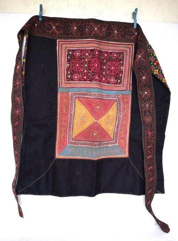 Prachtige katoenen schort met traditionele Miao-Hmong