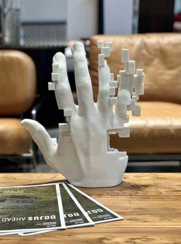 Mosaic Hand Sculpture - sculptuur, Mosaic Hand Sculpture -