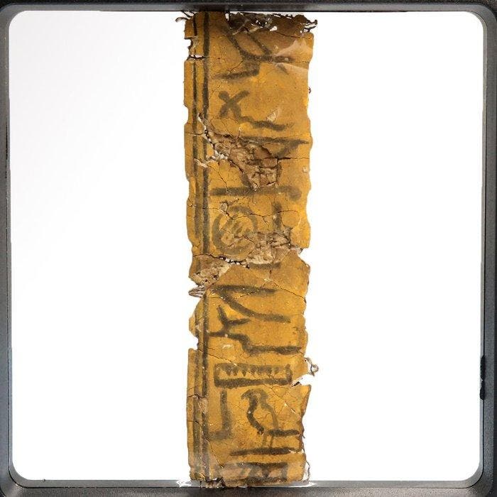 Oud-Egyptisch Kartonnage Fragment met hiërogliefen, Antiek en Kunst, Antiek | Overige Antiek