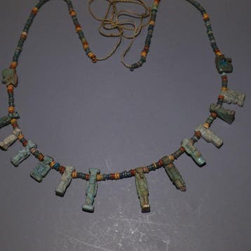 Oud-Egypte. Halsketting met goddelijke amuletten. 60 cm